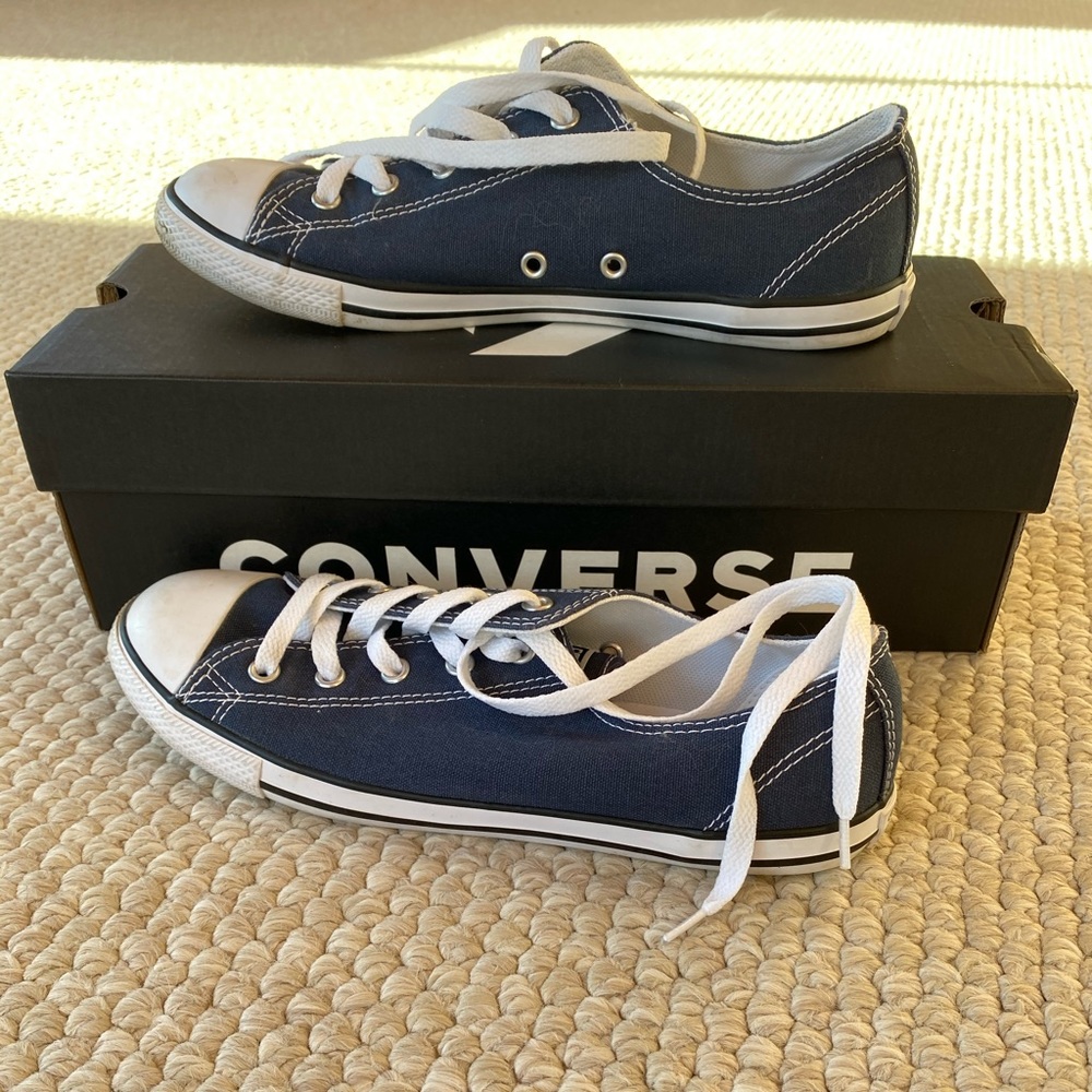 NWT Navy low top converse!!